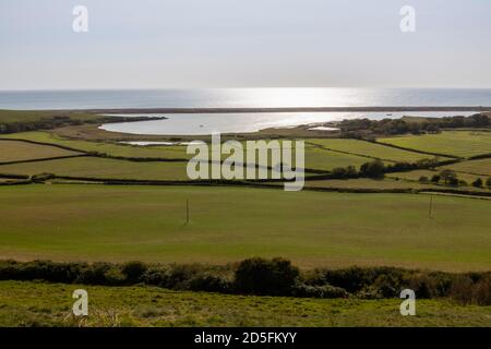 Vista della laguna della flotta dietro la Chesil Bank dal percorso della costa sud-occidentale sulla Heritage Coast vicino a Abbotsbury, Dorset ovest al semaforo pomeridiano Foto Stock