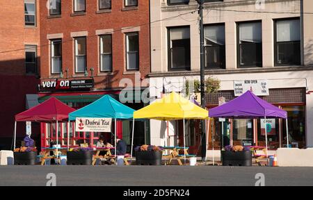 Ristorante Sidewalk (all'aperto) nel centro di Northampton, Massachusetts, USA durante la pandemia di Covid 19 Foto Stock