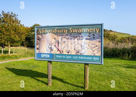 Cartello all'ingresso di Abbotsbury Swannery sul South West Coast Path sulla Jurassic Coast vicino a Abbotsbury, Dorset, Foto Stock