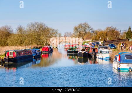 Barche strette ormeggiate dall'alzaia sul ramo Bruce del canale Kennett & Avon a Great Bedwyn vicino a Marlborough, Wiltshire UK Foto Stock