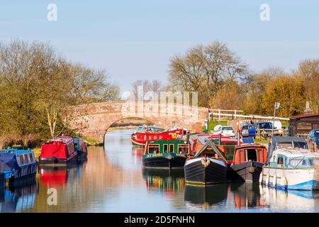 Barche strette ormeggiate dall'alzaia sul ramo Bruce del canale Kennett & Avon a Great Bedwyn vicino a Marlborough, Wiltshire UK Foto Stock