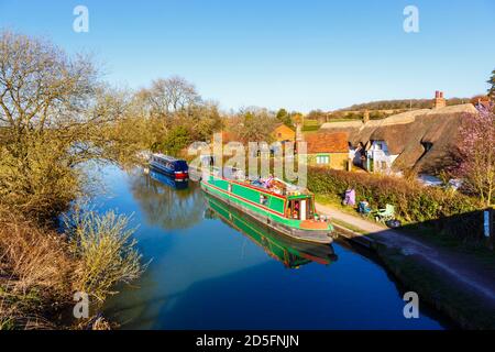 Barche strette ormeggiate dall'alzaia sul ramo Bruce del canale Kennett & Avon a Great Bedwyn vicino a Marlborough, Wiltshire UK Foto Stock