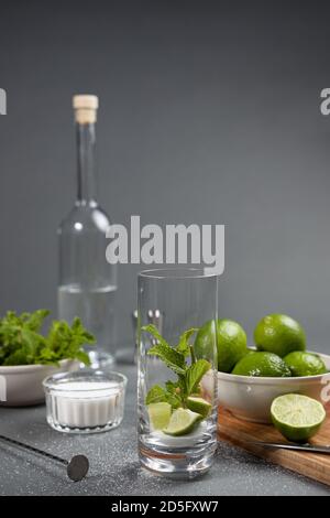 Preparazione del cocktail Mojito. Alcuni ingredienti e strumenti sul tavolo Foto Stock