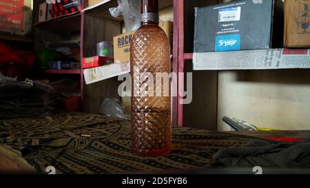 22 Settembre 2020 : Reengus, Jaipur, India / lavorando da casa concetto. Bottiglia d'acqua su una scrivania di legno. Foto Stock