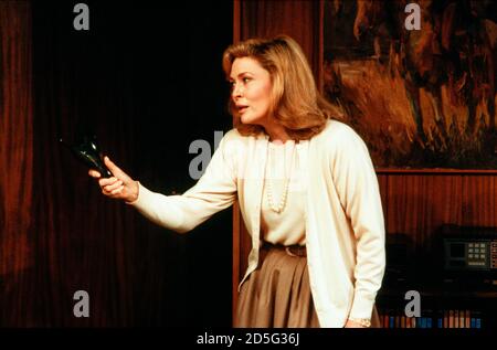 Faye Dunaway (Circe) in CIRCE & BRAVO di Donald liberato all'Hampstead Theatre, Londra NW3 05/06/1986 scenografia: Eileen Diss Costumi: Jane Robinson illuminazione: Mick Hughes combattimenti: Jonathan Howell regista: Harold Pinter (c) Donald Cooper/PhotoStage photos@photostage.co.uk Ref/CT-02 Foto Stock