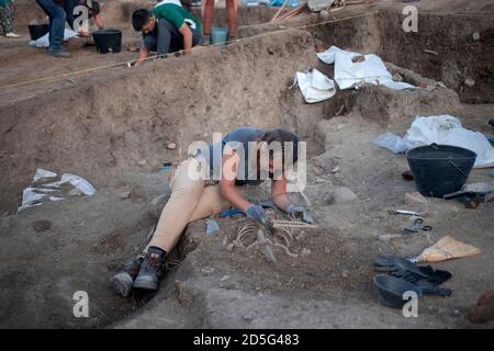 Vinča, Serbia, 27 settembre 2019: Archeologi che lavorano agli scavi archeologici Foto Stock