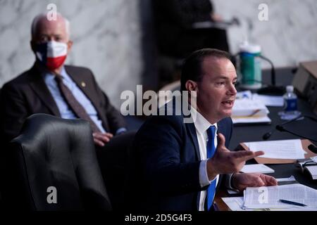 Washington, DC, Stati Uniti. 13 ottobre 2020. Il Sen. John Cornyn (R-TX) ascolta mentre parla il Sen. Mike Lee (R-UT) durante il giudice Amy Coney Barrett's, Che è stato nominato dal presidente degli Stati Uniti Donald Trump per occupare il posto di Ruth Bader Ginsburg alla Corte Suprema degli Stati Uniti, audizione di conferma davanti all'audizione di conferma del Comitato giudiziario del Senato su Capitol Hill il 13 ottobre 2020, a Washington, DC. (Foto di Brendan Smialowski/Pool/Sipa USA) Credit: Sipa USA/Alamy Live News Foto Stock