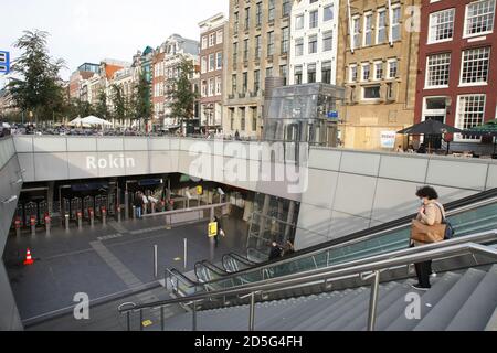 Amsterdam, Paesi Bassi. 13 ottobre 2020. I pendolari sono visti sulla scala mobile della stazione della metropolitana di Rokin durante l'autunno in mezzo alla pandemia di Coronavirus il 13 ottobre 2020 ad Amsterdam, Paesi Bassi. Il primo ministro Mark Rutte annuncia oggi la notizia quali misure per combattere la diffusione del virus Corona, secondo l'istituto di sanità pubblica RIVM in 24 ore registrano 7,393 casi positivi. I Paesi Bassi hanno ora uno dei tassi di infezione più gravi in Europa. (Foto di Paulo Amorim/Sipa USA) Credit: Sipa USA/Alamy Live News Foto Stock