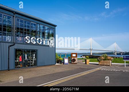 Scotts Restaurant and Bar con Queensferry Crossing Road Bridge in background a Port Edgar Marina, South Queensferry, Scozia, Regno Unito Foto Stock