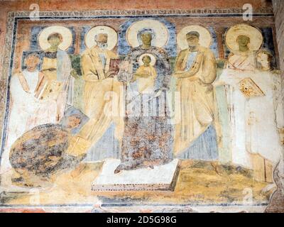 Affresco bizantino raffigurante Madonna col Bambino con San Pietro e San Paolo del VII-VIII secolo nell'atrio della Basilica di Santa Sabina sul colle Aventino - Roma, Italia Foto Stock
