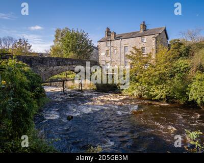 08.09.2020 Ingleton, North Yorkshire, Regno Unito. Ponte sul fiume in Ingleton. Ingleton è un villaggio e parrocchia civile nel distretto di Craven, nel Nord Yo Foto Stock