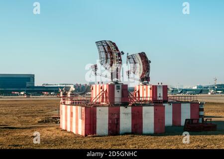 Radar in aeroporto e controllo del traffico aereo Foto Stock