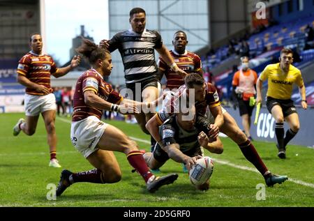 Il Mahe Fonua (pavimento) dello Hull FC viene affrontato mentre segna la seconda prova del gioco ai suoi lati durante la partita della Betfred Super League allo stadio Halliwell Jones di Warrington. Foto Stock