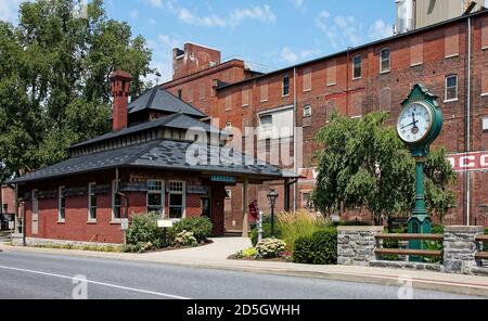 Ex deposito dei treni di Lititz, Centro di accoglienza, vecchio edificio in mattoni rossi, grande orologio verde, fabbrica di cioccolato Wilbur dietro, Lancaster County, Pennsylvania, Foto Stock