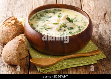 Deliziosa zuppa di crostini cullen skink cotto con eglefino affumicato e patate primo piano in una ciotola sul tavolo. Orizzontale Foto Stock