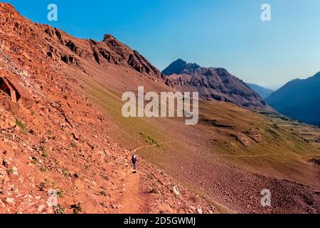 Arrampicata al West Maroon Pass sul Maroon Bells Loop, Aspen, Colorado, USA Foto Stock