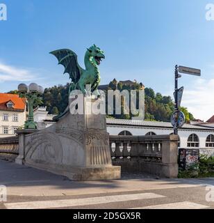 Una foto di uno dei draghi che decorano il Ponte del Drago. Foto Stock