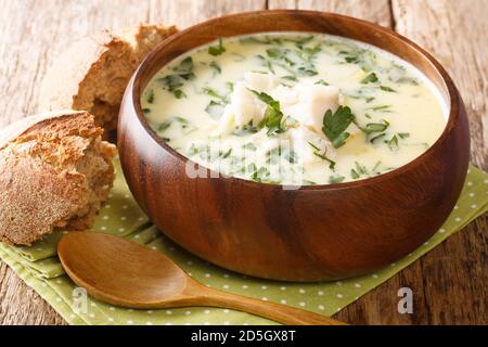 Ricetta tradizionale scozzese Cullen Skink fatto di eglefino affumicato, patate e cipolle primo piano nel piatto sul tavolo. Orizzontale Foto Stock