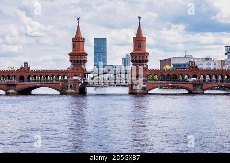 Oberbaumbrucke attraverso lo Sprea, il ponte più lungo di Berlino in Germania Foto Stock