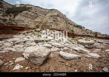 Gli strati Cretacei consolidati formano delle scogliere attive a nord della città di Hunstanton sulla costa orientale del Washington. Foto Stock