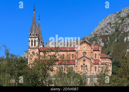 Santuario della Vergine di Covadonga. Una chiesa cattolica sulle montagne di Picos de Europa. Cangas de Onis. Asturie. Spagna Foto Stock