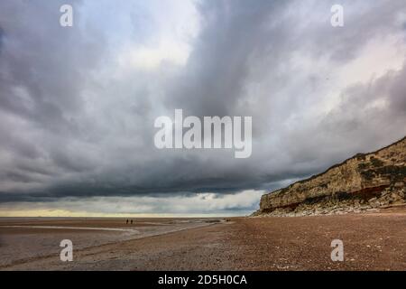 Gli strati Cretacei consolidati formano delle scogliere attive a nord della città di Hunstanton sulla costa orientale del Washington. Foto Stock