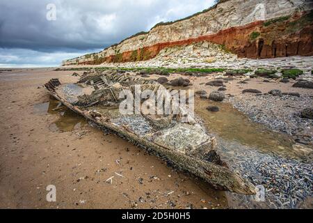 Gli strati Cretacei consolidati formano delle scogliere attive a nord della città di Hunstanton sulla costa orientale del Washington. Foto Stock