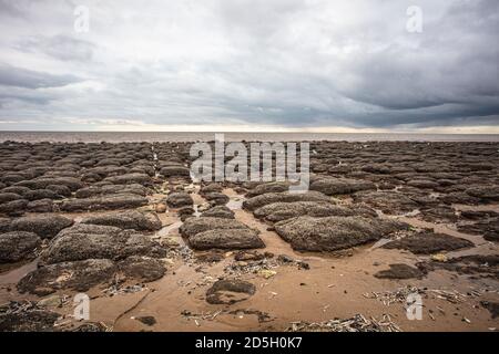 Gli strati Cretacei consolidati formano delle scogliere attive a nord della città di Hunstanton sulla costa orientale del Washington. Foto Stock