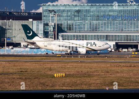 FRANCOFORTE / GERMANIA - 4 DICEMBRE 2012: PIA Pakistan International Airlines Airbus A310 AP-BEU aereo passeggeri tassare all'aeroporto di Francoforte Foto Stock