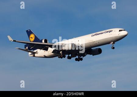 Francoforte / Germania - 8 dicembre 2012: Lufthansa Cargo MD-11 D-ALCE cargo aereo atterraggio all' aeroporto di Francoforte Foto Stock