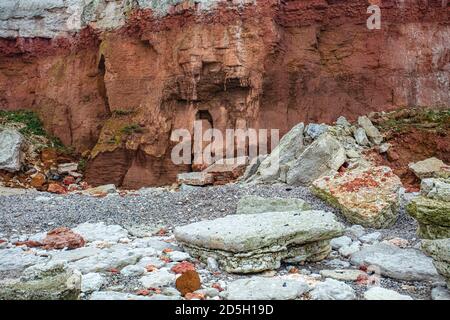 Gli strati Cretacei consolidati formano delle scogliere attive a nord della città di Hunstanton sulla costa orientale del Washington. Foto Stock