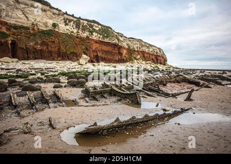 Gli strati Cretacei consolidati formano delle scogliere attive a nord della città di Hunstanton sulla costa orientale del Washington. Foto Stock