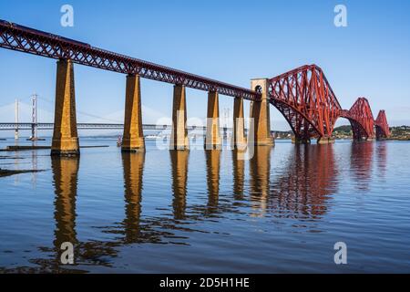 Forth Rail Bridge attraverso il fiume Forth a Fife vista da South Queensferry, Scozia, Regno Unito Foto Stock