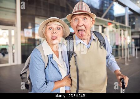 Coppia anziana allegra che si è bene tempo fuori Foto Stock