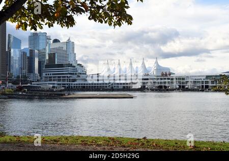 Una vista da Crab Park a Portside dello skyline di Vancouver, British Columbia, Canada e le vele di Canada Place. Foto Stock