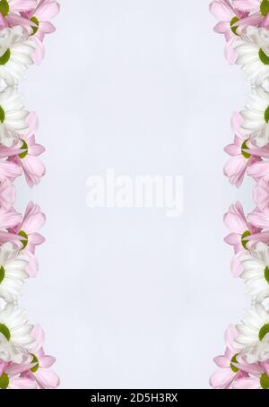 fiori , effetto visivo di uno specchio, spazio per l'inserimento del testo, carta da parati astratta, piena di colori, strani ornamenti e forme, sfondo con bella geo Foto Stock