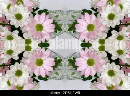 fiori , effetto visivo di uno specchio, spazio per l'inserimento del testo, carta da parati astratta, piena di colori, strani ornamenti e forme, sfondo con bella geo Foto Stock