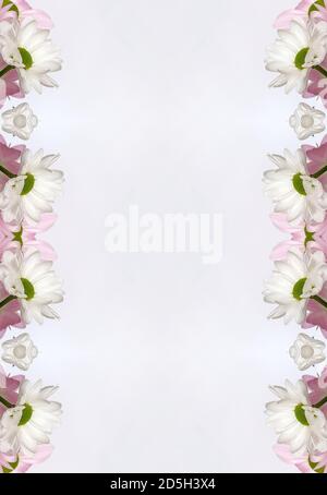 fiori , effetto visivo di uno specchio, spazio per l'inserimento del testo, carta da parati astratta, piena di colori, strani ornamenti e forme, sfondo con bella geo Foto Stock