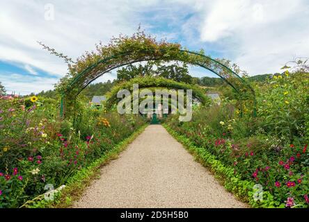 La casa di Monet e il percorso dei fiori a Giverny - Giverny, Francia Foto Stock