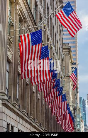 Bandierine americane floating uno dei principali punti di riferimento di Manhattan a New York City USA Foto Stock