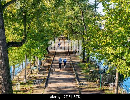 Parigini jogging e passeggiate a ile aux Cygnes Foto Stock