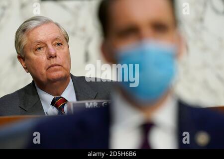 Washington, DC, Stati Uniti. 13 ottobre 2020. Lindsey Graham, R-S.C., Presidente del Comitato, ascolta durante l'audizione di conferma del candidato alla Corte Suprema Amy Coney Barrett dinanzi al Comitato giudiziario del Senato, martedì 13 ottobre 2020, a Capitol Hill a Washington. (Foto di Patrick Semansky/Pool/Sipa USA) Credit: Sipa USA/Alamy Live News Foto Stock