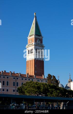 Una vista verso il Campanile di San Marco`s dato che si affaccia sul Canal Grande Foto Stock