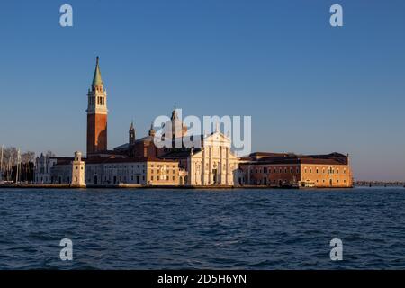 Guardando attraverso la laguna veneta fino alla Chiesa di San Giorgio Maggiore sull'isola di San Giorgio maggiore Foto Stock