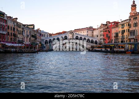 Dirigetevi verso il Ponte di Rialto mentre il sole tramonta Il Canal Grande e Venezia Foto Stock