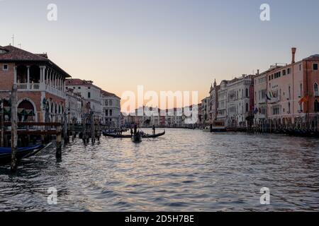 Il sole che tramonta crea un bel cielo di sera color pastello Venezia Foto Stock