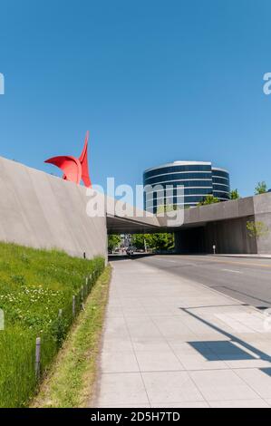 La scultura "Eagle" di Alexander Calder nel parco delle sculture olimpiche appare sopra una strada a Belltown a Seattle, Washington. Foto Stock