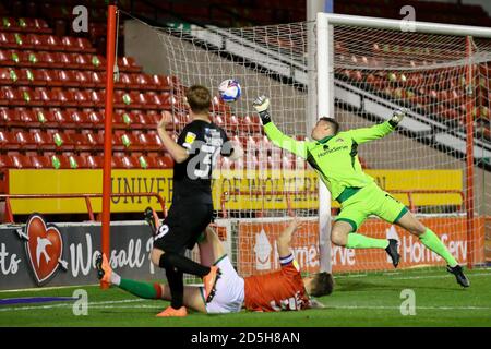 Walsall, Regno Unito. 13 ottobre 2020. Il portiere Liam Roberts di Walsall salva un colpo da Danny Johnson di Leyton Orient durante la partita Sky Bet League 2 tra Walsall e Leyton Orient presso lo stadio di banche, Walsall, Inghilterra, il 13 ottobre 2020. Foto di Nick Browning/prime Media Images. Credit: Prime Media Images/Alamy Live News Foto Stock