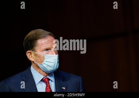 Washington, DC, Stati Uniti. 13 ottobre 2020. Il Sen. Richard Blumenthal, D-CT., ascolta durante l'audizione di conferma del candidato alla Corte Suprema Amy Coney Barrett dinanzi al Comitato giudiziario del Senato, martedì 13 ottobre 2020, a Capitol Hill a Washington. (Foto di Patrick Semansky/Pool/Sipa USA) Credit: Sipa USA/Alamy Live News Foto Stock