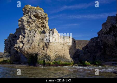 Massiccio roccioso sulla riva del mare di Azov Foto Stock